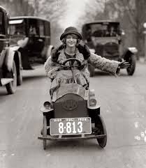 mujer comduciendo 1924