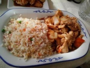 Plato de comida china con pollo y arroz
